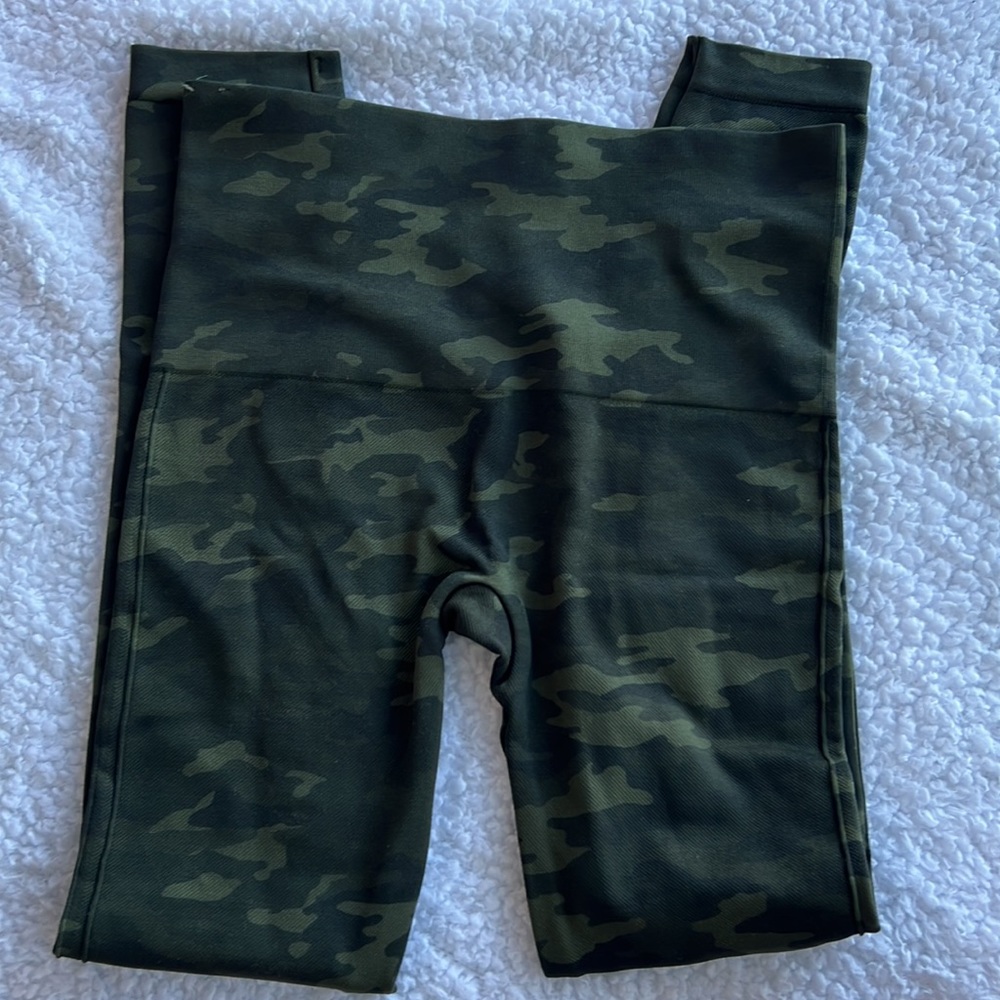 SPANX Look At Me Now Leggings - Camo